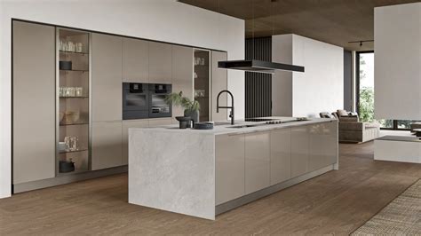 Cucina moderna con isola cappuccino lucido