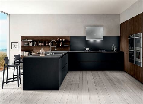 Cucina nera moderna con pavimento in legno
