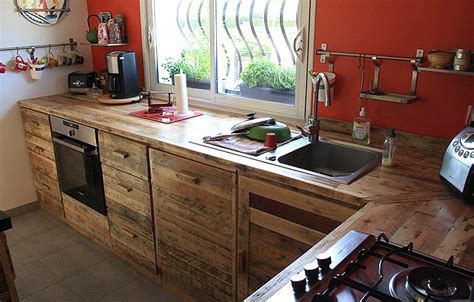 Cucina realizzata con pallet di legno