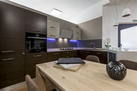 Cucina wengè chiaro e muratura