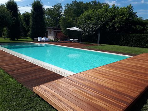 Decking in legno per piscina