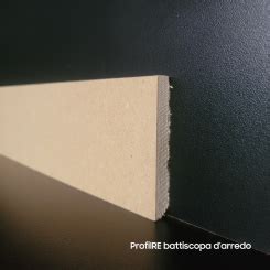 Dettaglio del bordo di una porta in MDF grezzo