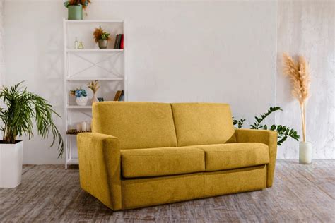 Divano giallo in un soggiorno moderno