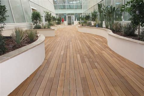 Diverse essenze di legno per decking esterno