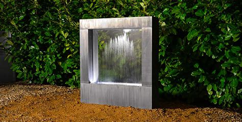 Diversi stili di fontane da giardino