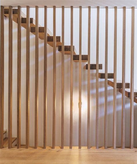 Elementi di arredamento con listelli in legno