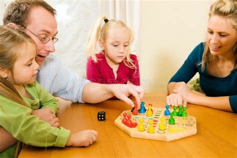 Famiglia che gioca a un gioco da tavolo
