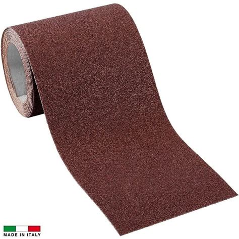 Finitura del legno con carta vetrata