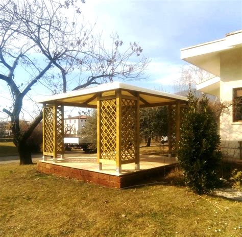 Gazebo con pavimento in legno