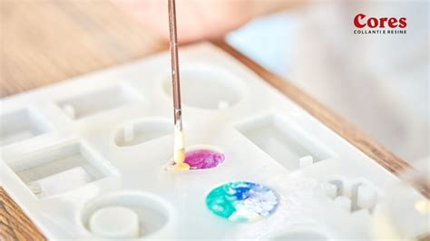 Giochi di luce con resina epossidica colorata