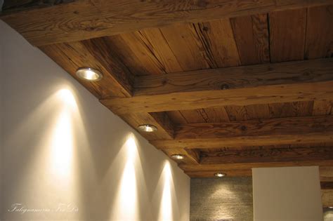 Illuminazione con faretti su travi
