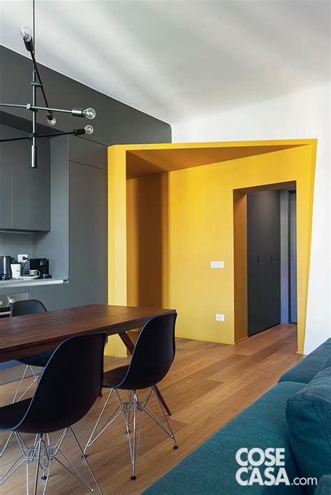 Ingresso giallo con parquet