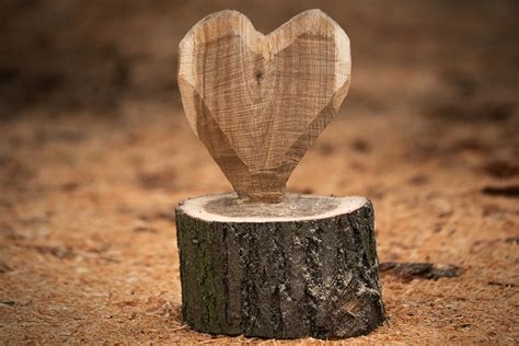 Intagliare un cuore nel legno con la motosega