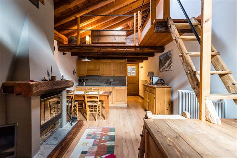 Interni di una baita con travi di legno