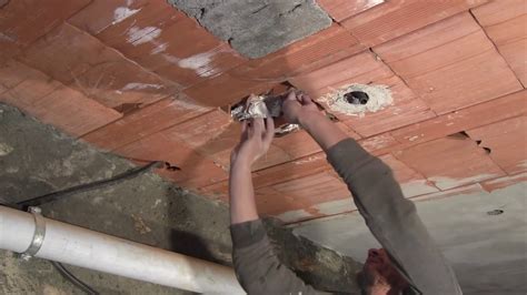 Intonacare un soffitto