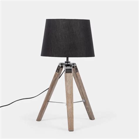 Lampada da tavolo con gambe in legno