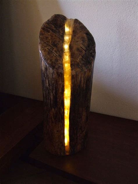 Lampada in legno e resina