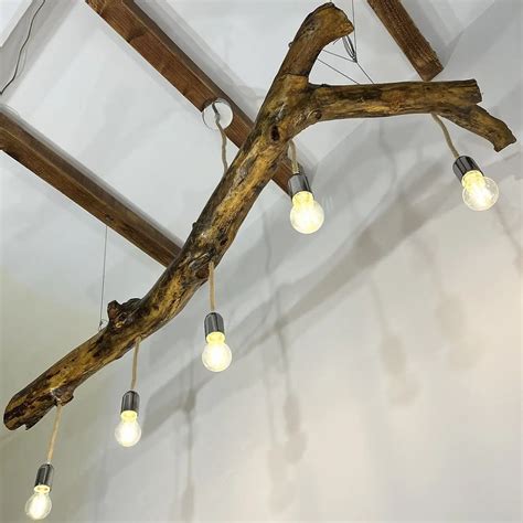 Lampadario con tronco e lucine