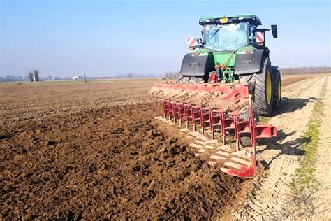 Lavorazione del terreno con trattore