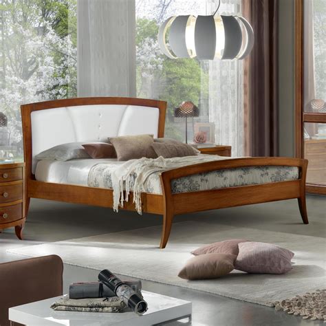 Letto in legno massello con testiera imbottita