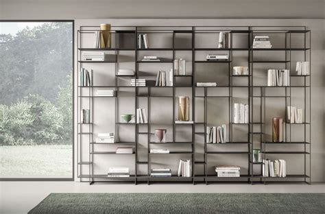 Libreria moderna in metallo e legno
