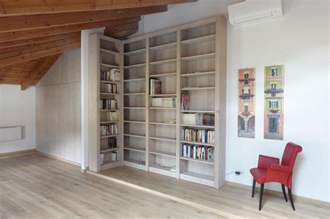 Libreria su misura in legno per mansarda