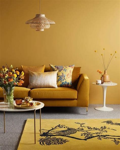Living con divano giallo senape