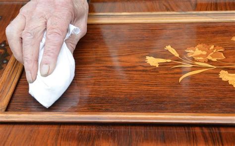 Lucidatura mobili antichi