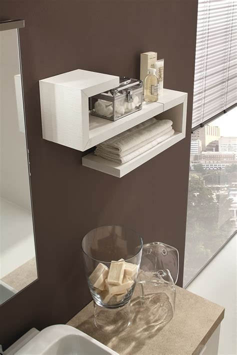 Mensole a cubo in legno per il bagno