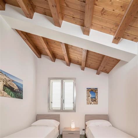 Nicchia definita da travi in legno