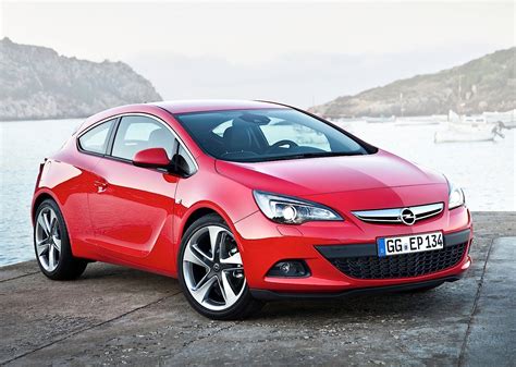 Opel Astra GTC fiancata