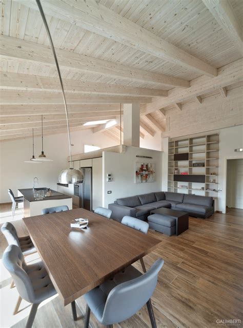 Open space con travi in legno