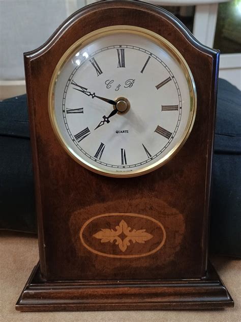 Orologio di legno artigianale con intarsio di paesaggio