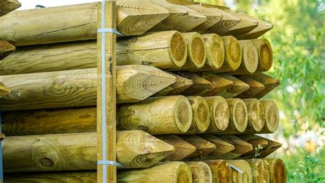Pali in legno trattato per recinzioni