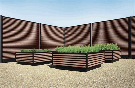 Pannelli di legno in giardino