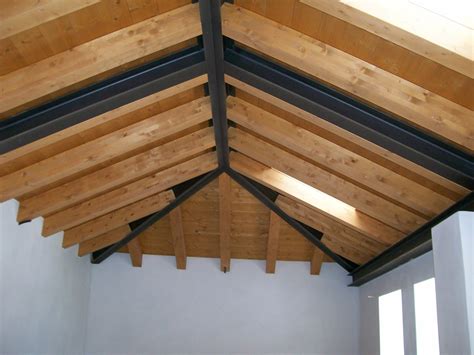 Pannelli in legno sotto travi