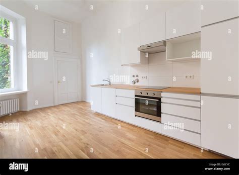 Parquet e cucina bianca
