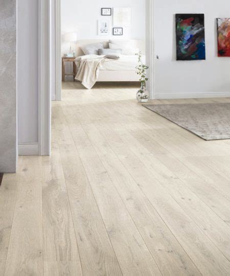 Parquet in acero chiaro e luminoso