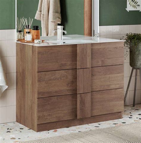 Parquet in bagno con mobile lavabo in legno