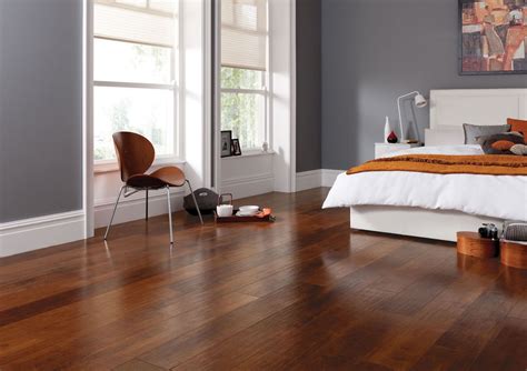 Parquet in rovere con pareti colorate