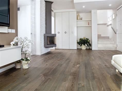 Parquet scuro e mobili bianchi