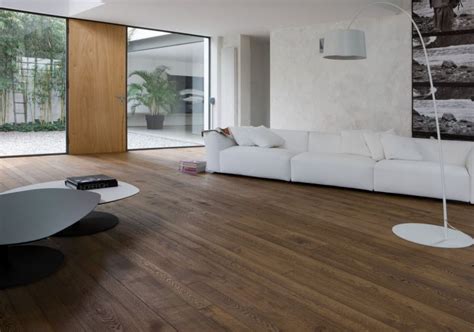 Parquet scuro in soggiorno