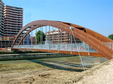 Passerella in legno lamellare