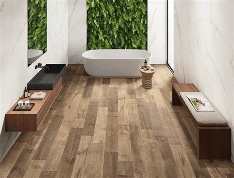 Pavimento Marazzi effetto legno in un bagno moderno