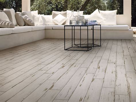 Pavimento effetto legno bianco