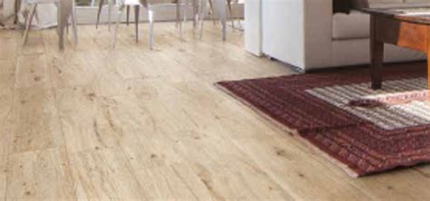 Pavimento finto legno in un soggiorno