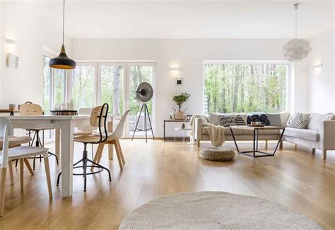Pavimento in legno chiaro stile scandinavo