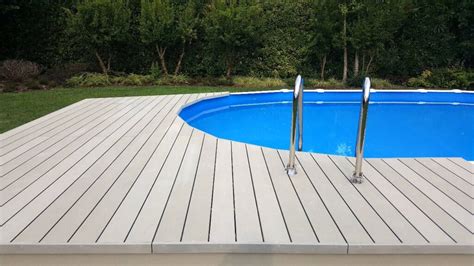 Pavimento in legno composito per piscina