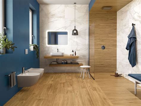 Pavimento in resina effetto legno in un bagno moderno