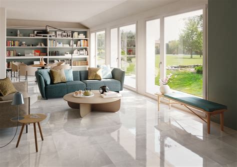 Pavimento in resina effetto legno in un soggiorno moderno